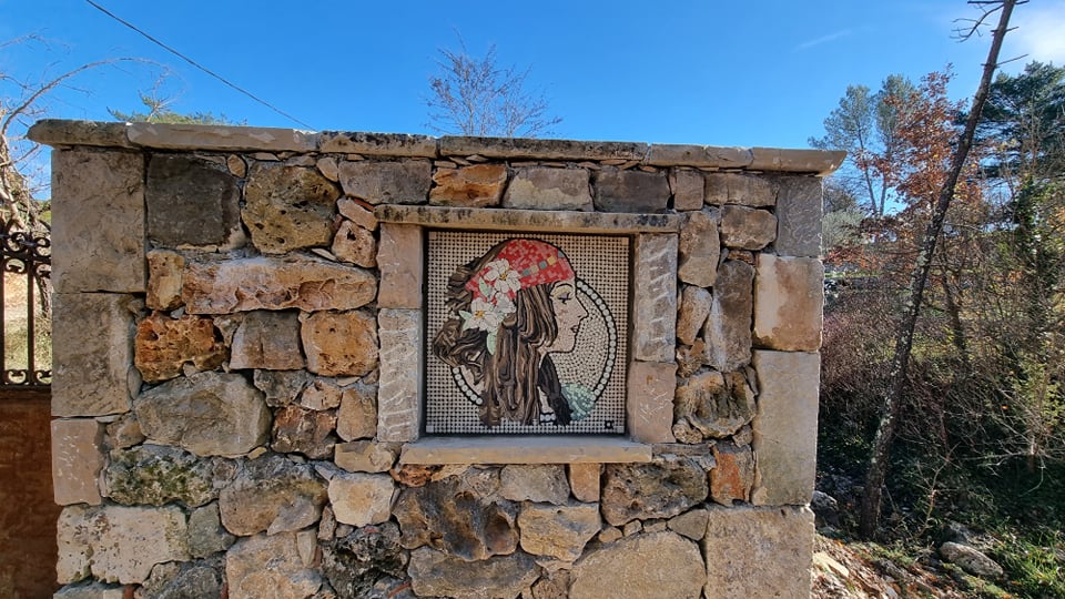 mur bâti en pierres anciennes